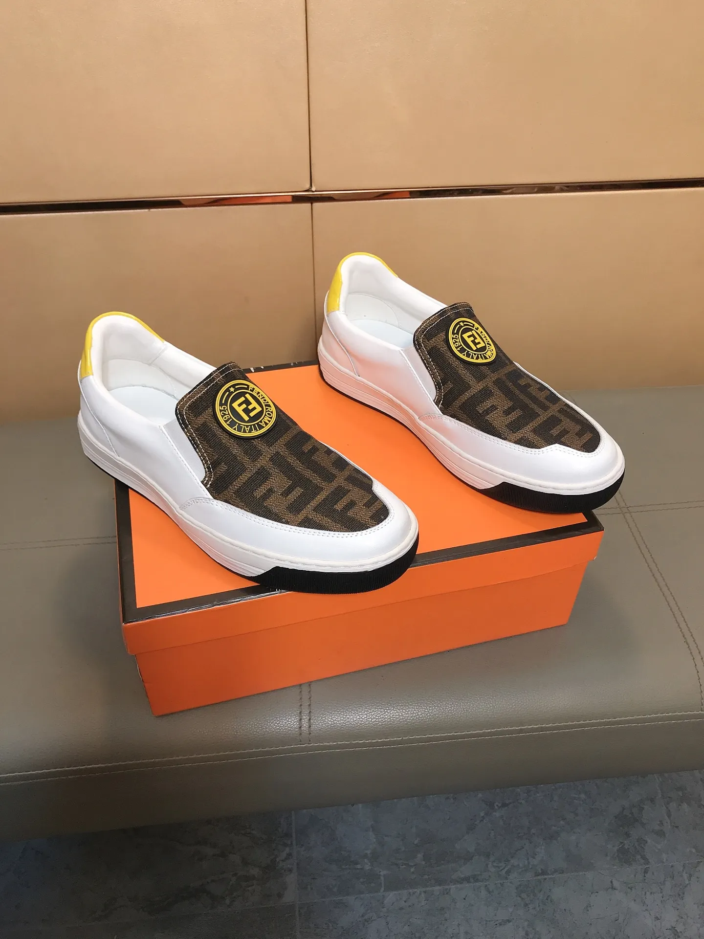 Factory price 400 🔆🔆[fendi] Fendi's classic and comfortable men's casual shoes, cowhide leather upper + brand printed surface, sheepskin lining + feet, rubber wear-resistant outsole. This unique style is suitable for all seasons, casual and exquisite sensibility, comfortable and natural on the feet. Everyday casual travel style in autumn and winter! Code number: 38-44